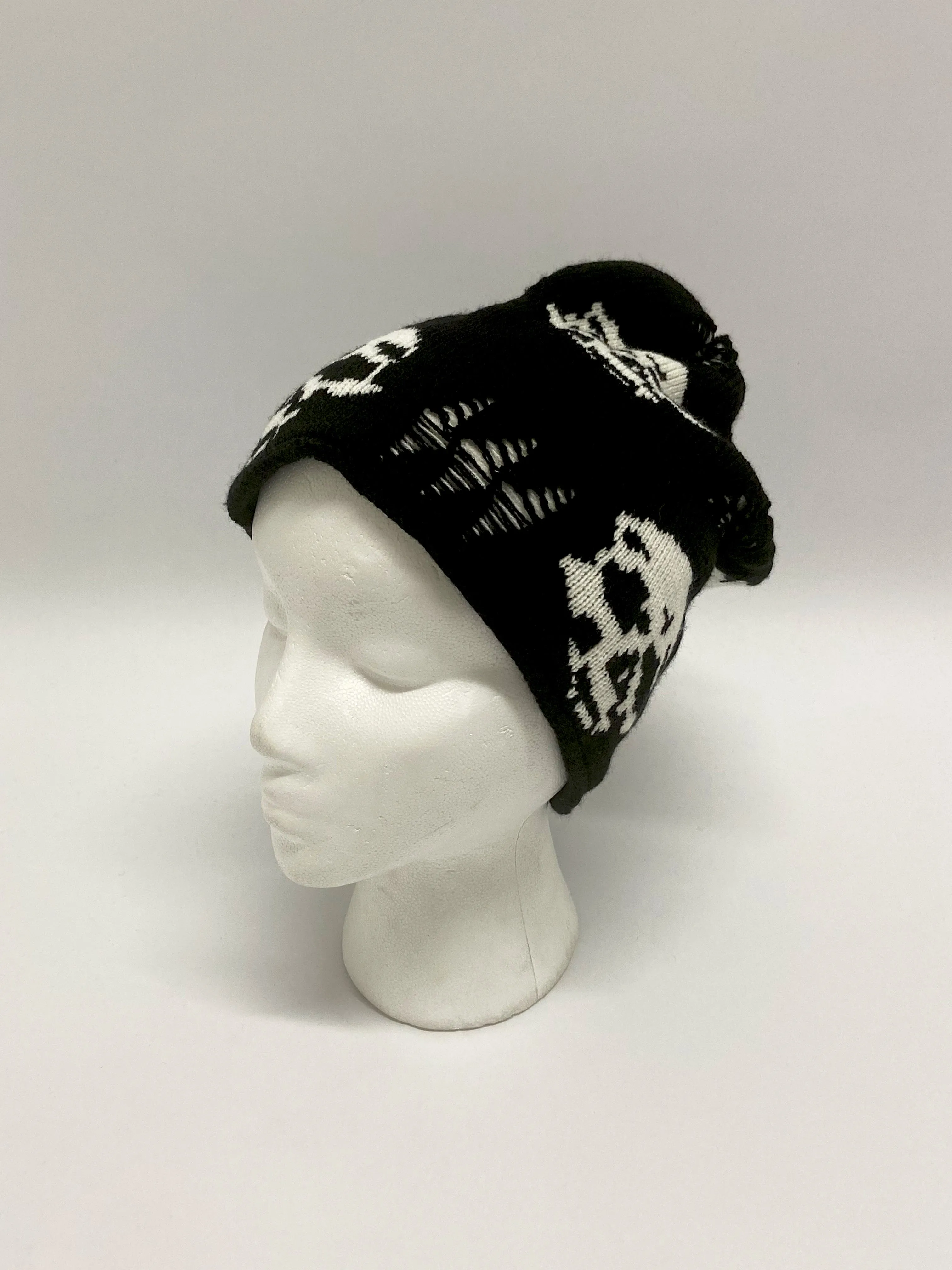 Reversible Oversize skull & slash beanie black and white