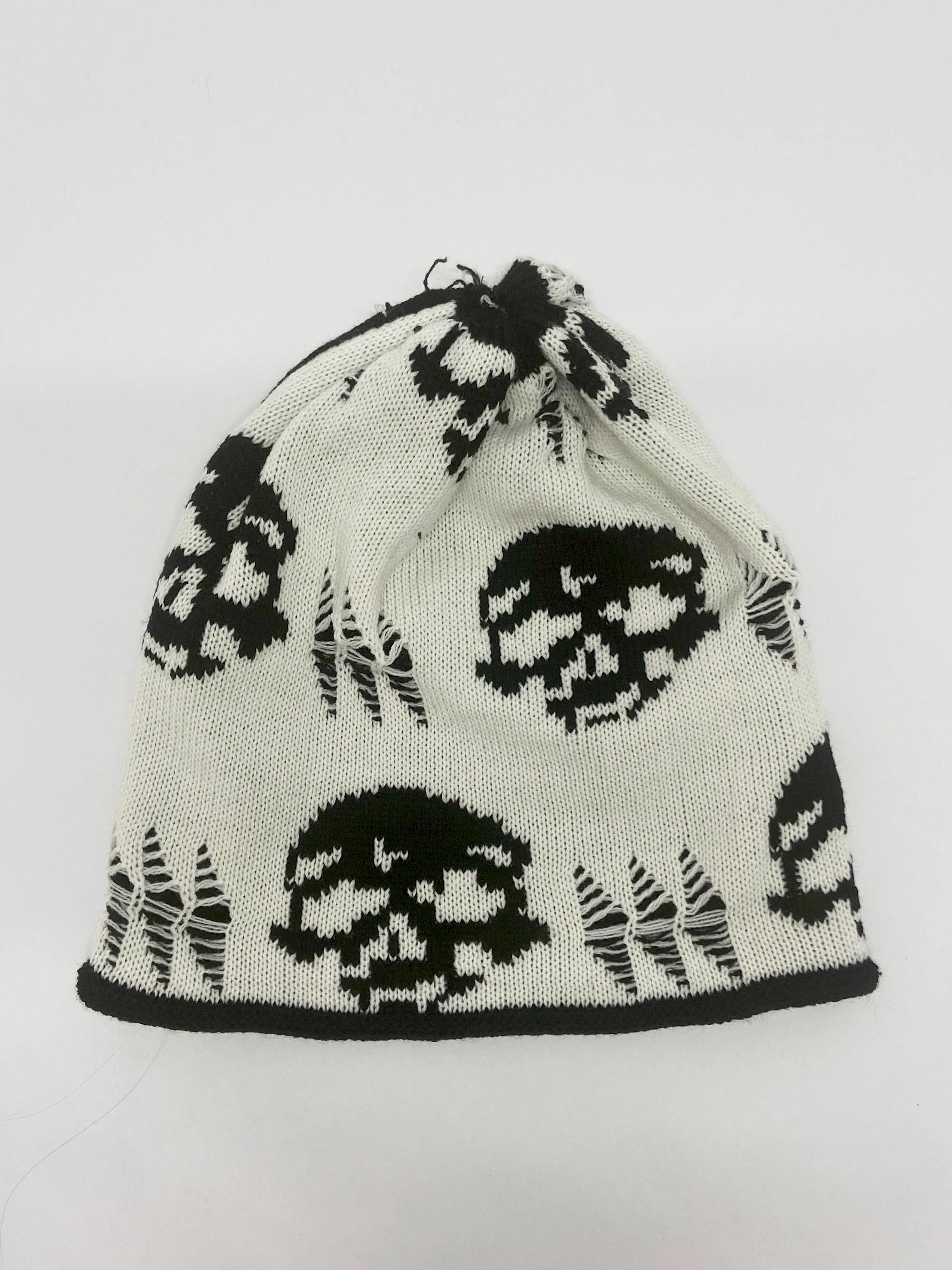 Reversible Oversize skull & slash beanie black and white